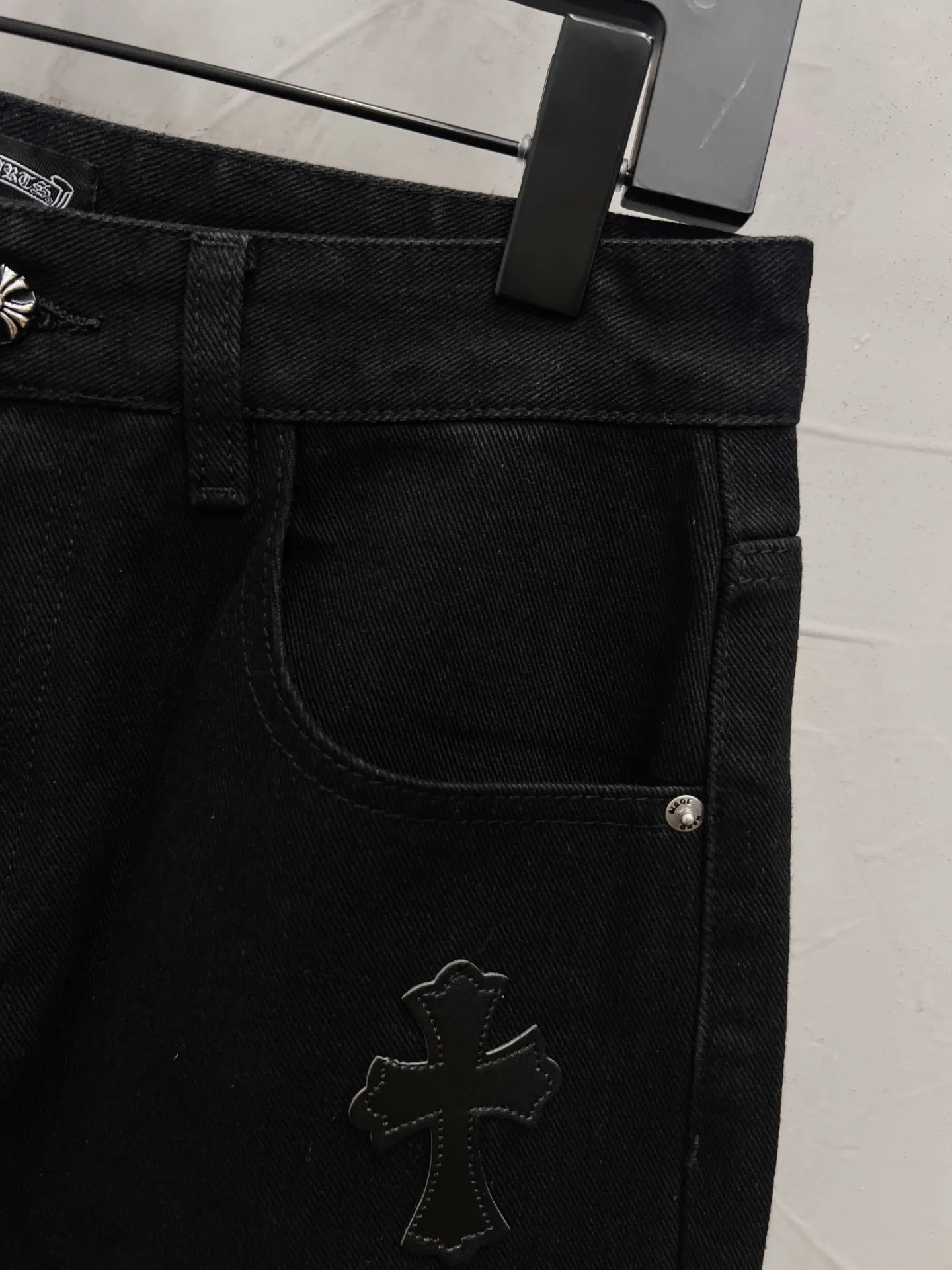 P240 Style number: [M1800] Chrome hearts & Chrome hearts 25ss black and white leather cross patch jeans CH Chrome hearts double knee cross patch leather bo1 version straight work pants B136 Chrome hearts Sanskrit overalls Price 24W level, patched cross flower embellishment, high waist washed jeans! ! Absolutely high-end luxury products, 1.9W level god-level single products, super popular products, made by top heavy industry, not to be missed. About Zangyin, this is an extremely luxurious fashion brand, which can also be called the nobles of the high street. It has always been an exclusive brand of some hipsters or rich second generation. Compared with ordinary high streets, it is more luxurious and noble. Compared with luxury brands, it has a more fashionable personality and has always been a brand that I have a special liking for. Imported yarn is custom-woven into a high-density twill canvas. While ensuring a crisp silhouette, the fabric feels very delicate. It follows the B01 classic silhouette. The upper body is crisp and stylish. The ready-made garments are stone-ground and fermented and can be matched with any style. Buttons and zinc-drawn washables are genuine YKK retro metal products. Double-layered canvas on the front. Perfect details. All hardware is perfect. Size: 28-30-32-34-36 Color: Black